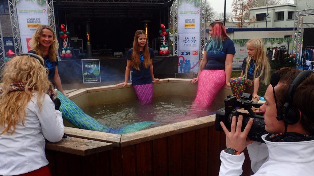 Zeemeerminnen in een hottub bij het Glazen Huis in Emmen