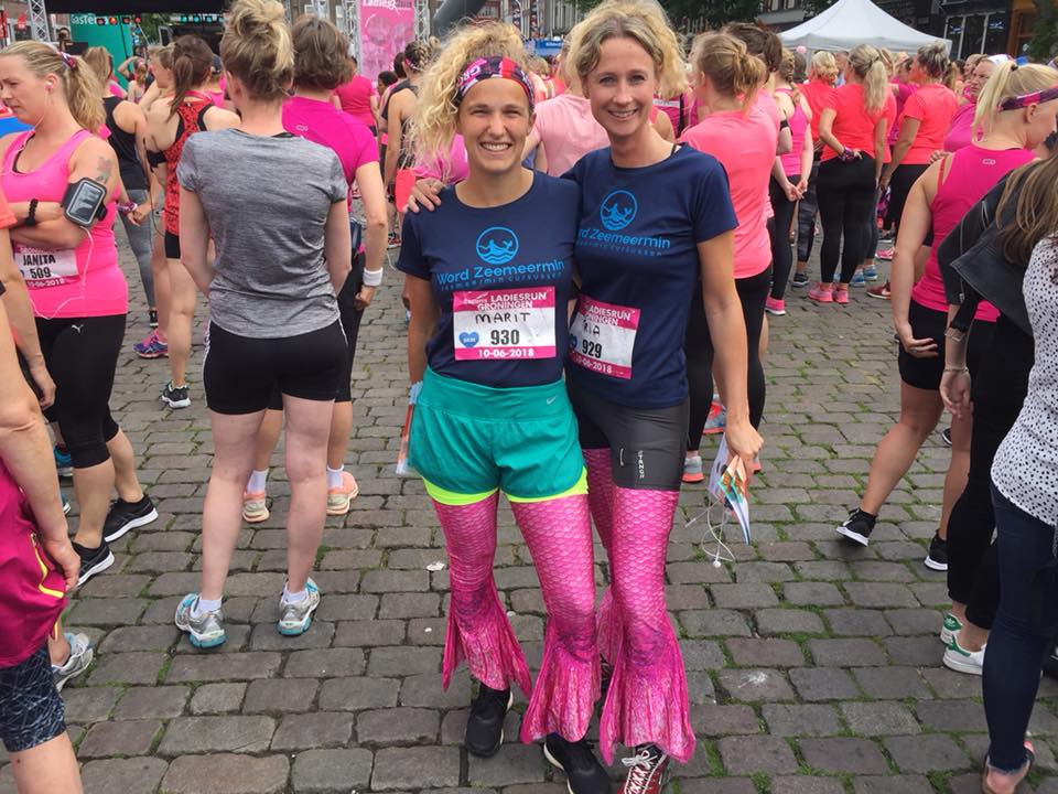 Twee zeemeerminnen bij de Pink Ladies Run