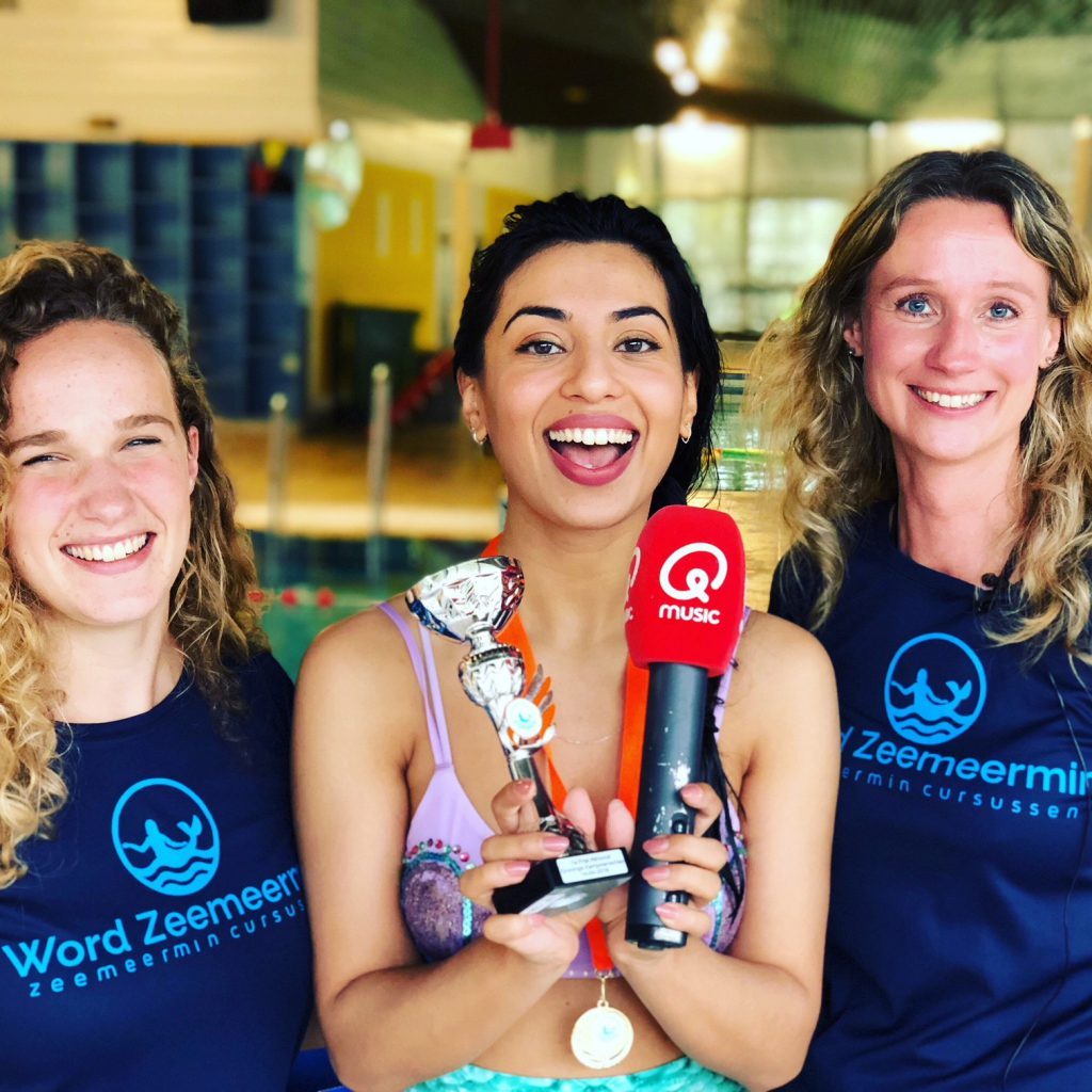 Hila Noorzai van Q Music met twee zeemeerminnen van Word Zeemeermin